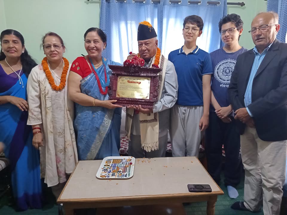 ‘प्रतिक ढकाल नियात्रा सौरभ’द्वारा साहित्यकार मञ्जुल विभूषित